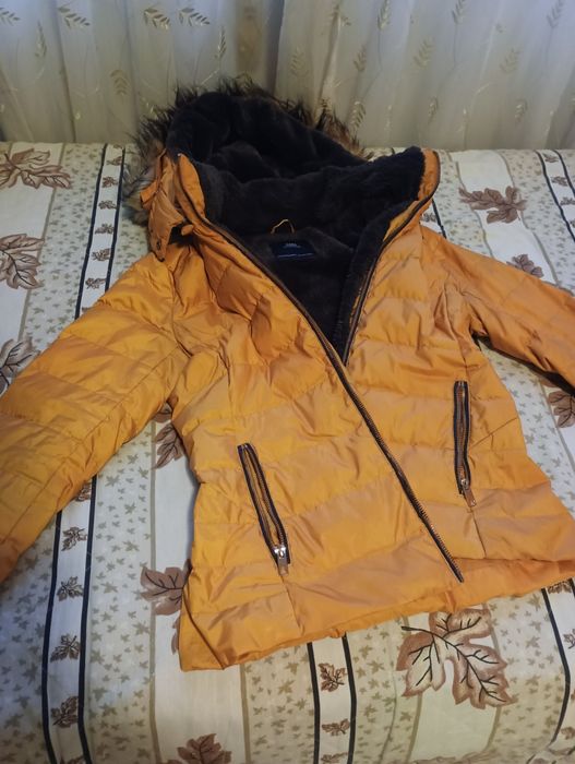Зимно дамско яке на Зара с топла вата и качулка размер S