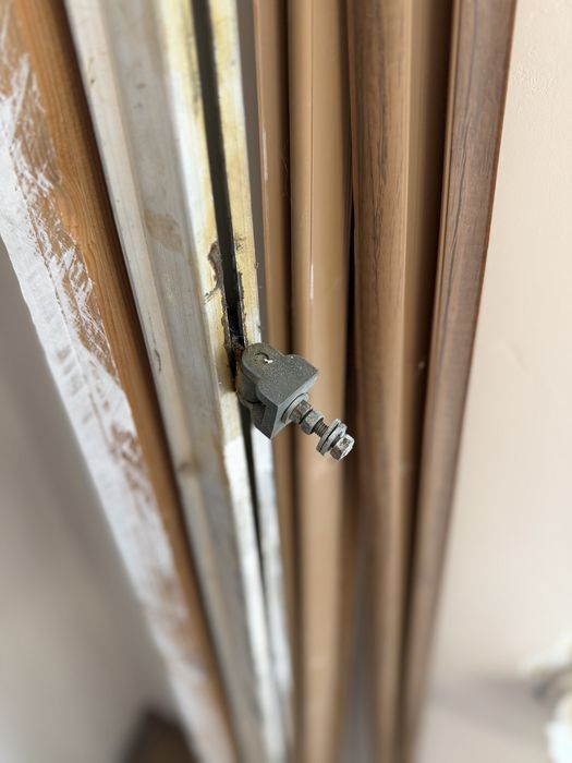 Плъзгаща врата, висяща от тавана.