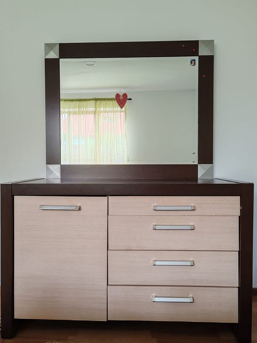 Set dormitor  conține pat + saltea 180/200.,noptiere +masă de toaleta
