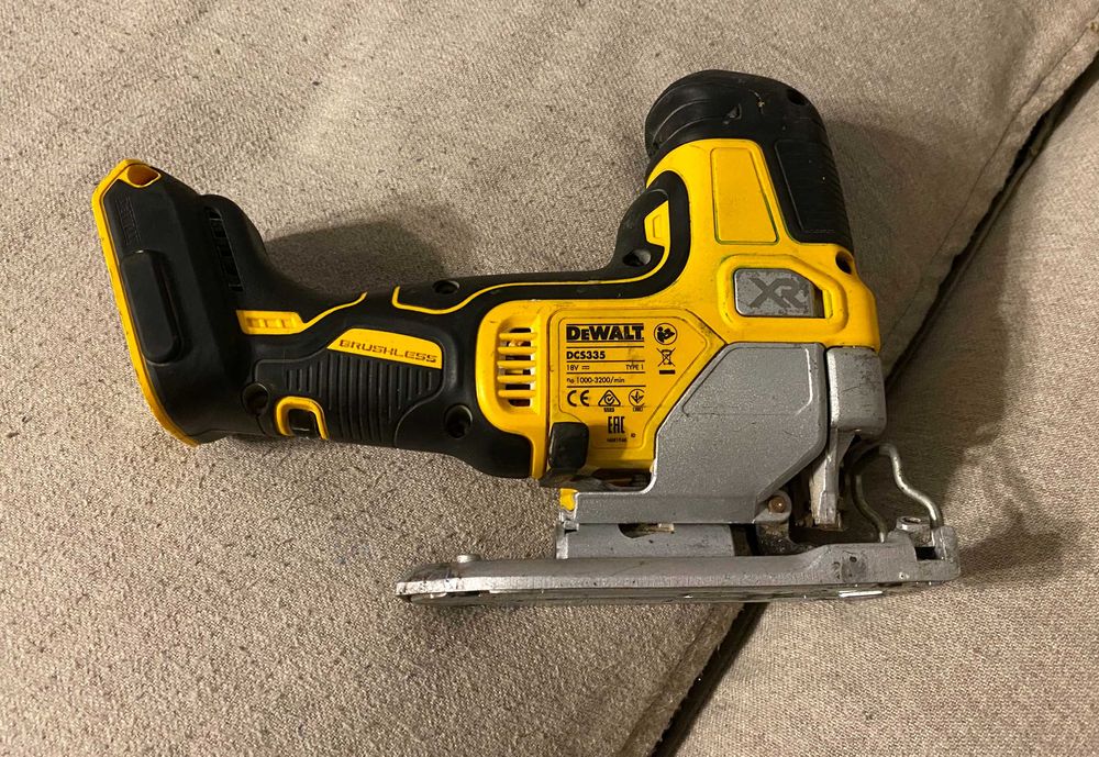 Fierastrau vertical DEWALT DCS335 pe 18V Brushless - corp