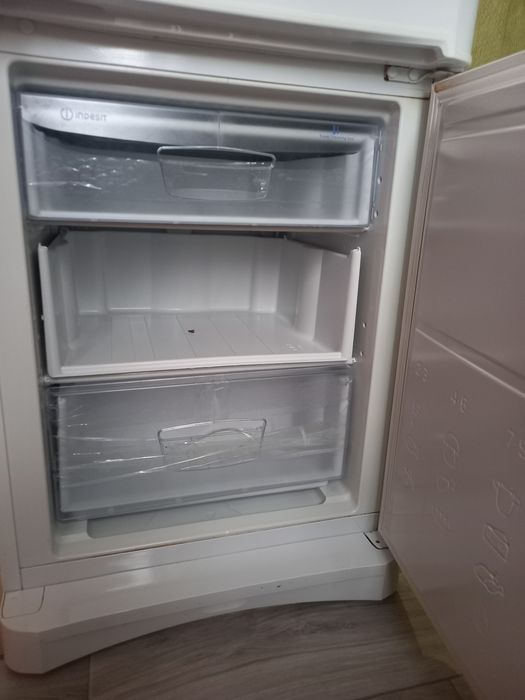 Продам холодильник в рабочем состоянии Индезид высота 1,80