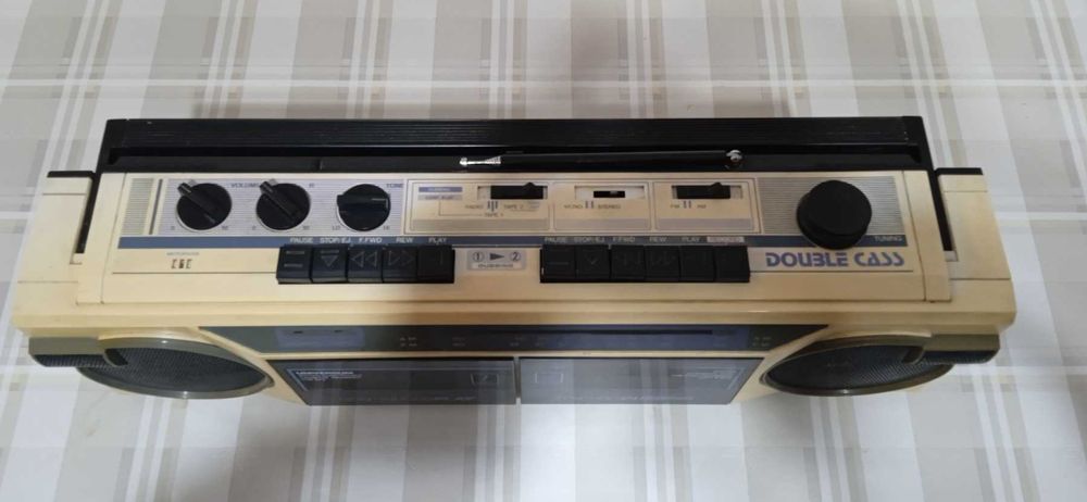 Радиокасетофон UNIVERSUM двукасетъчен