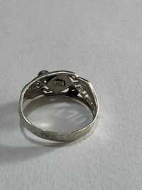 Продавам дамски сребърен пръстен 925