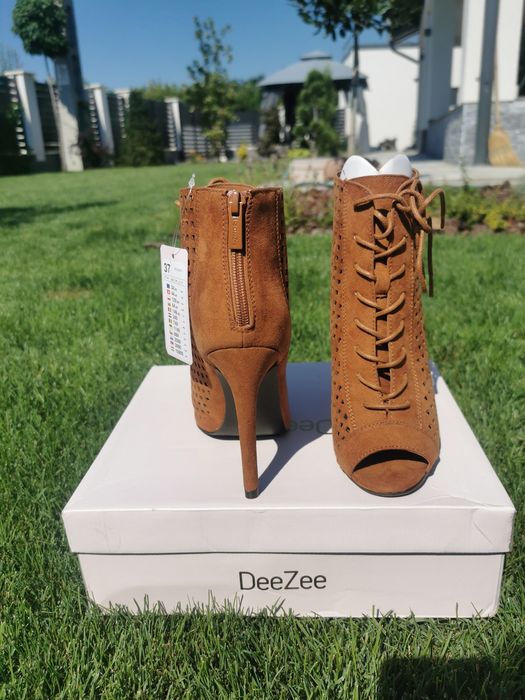 Sandale cu toc subțire