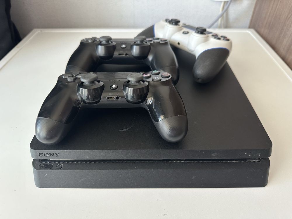 Playstation 4 Slim 1TB с 3 контролера