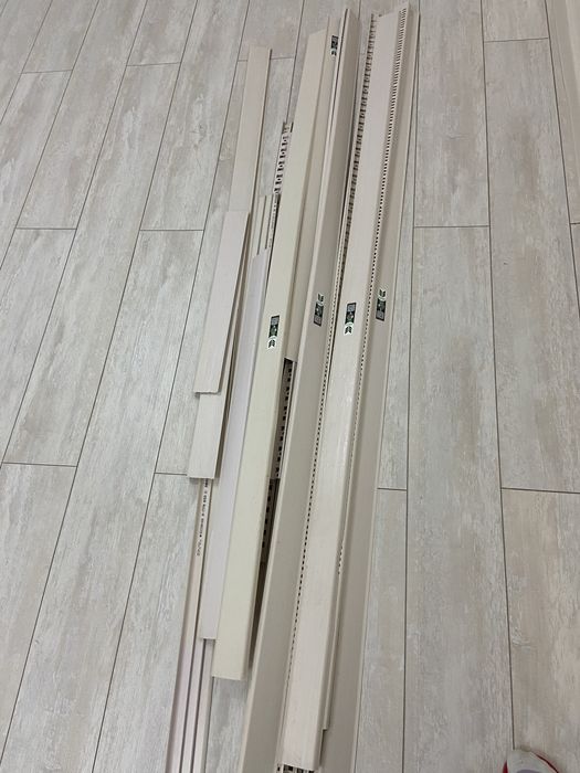 Плинтусы 5 шт по 2.2 м плюс остатки