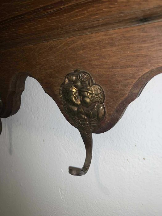 Cuier de perete din lemn cu aghatatori di bronz