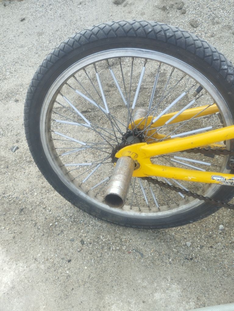 bicicleta BMX galbena