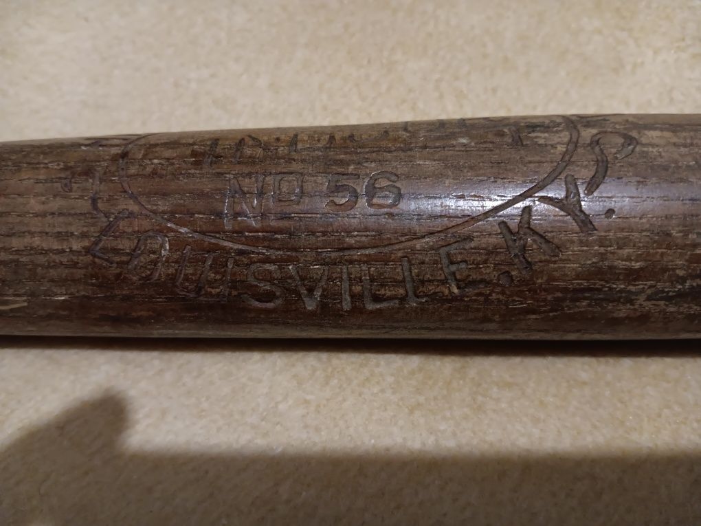 Vând bata baseball originală din 1965 lemn tec gravata, preț 100 euro