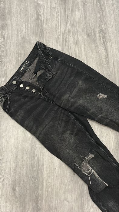 Blugi rupti negri, New Yorker