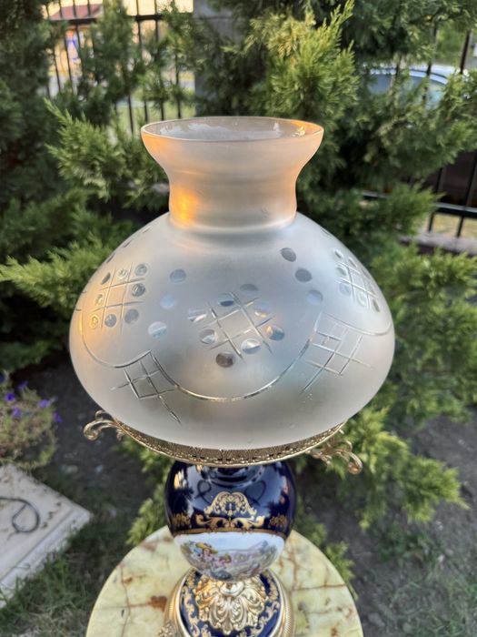 Lampa deosebita din portelan pictat si ornamente din metal aurit