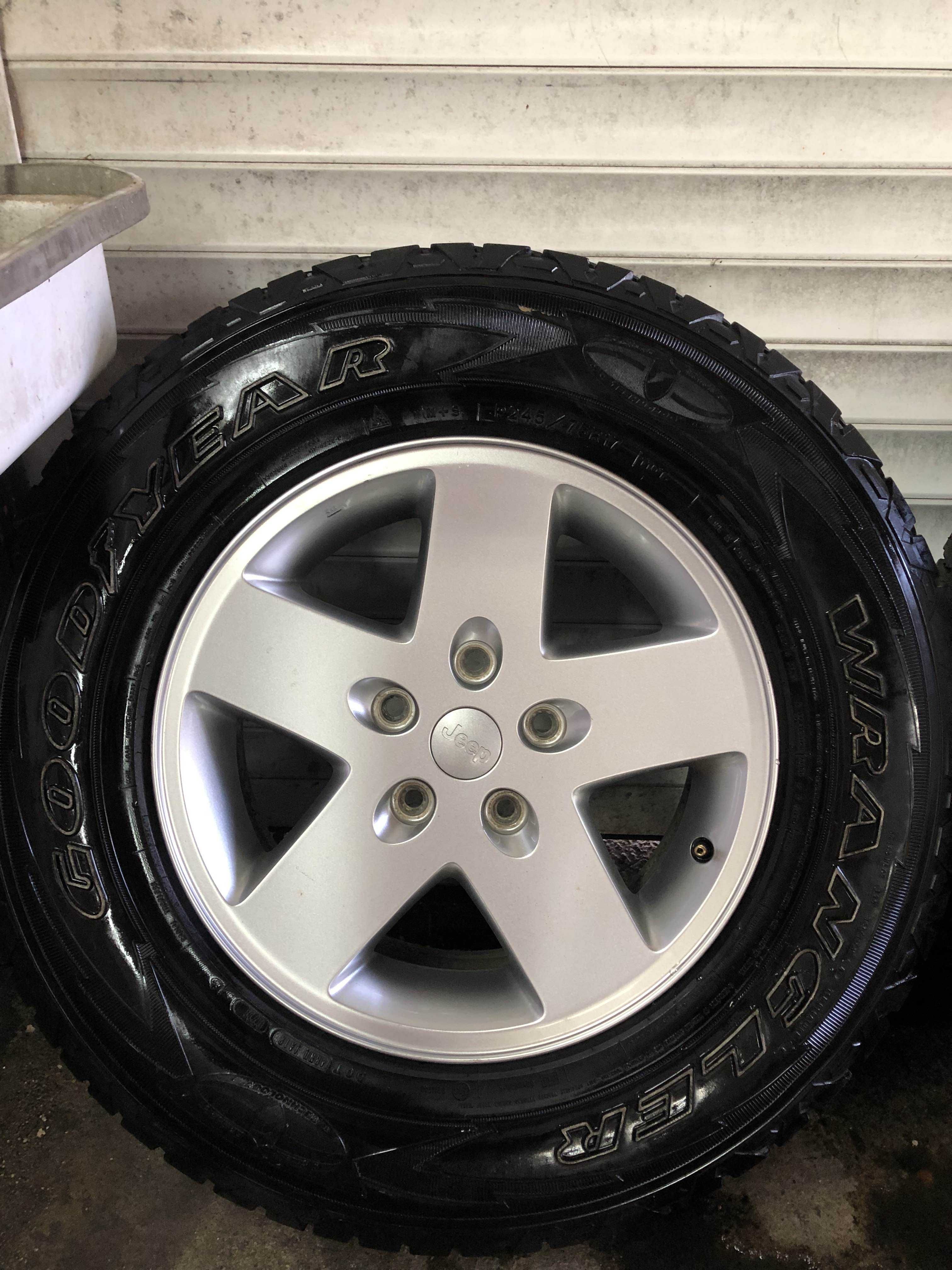 5 броя Джанти с гуми за Jeep Wrangler 245/75 R17