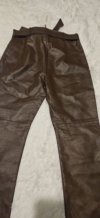 Дамски панталон от еко кожа .