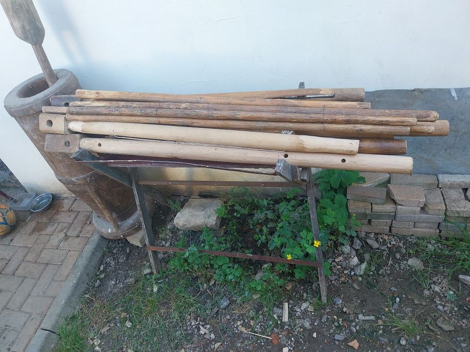 Razboi de țesut cu toate accesoriile necesare