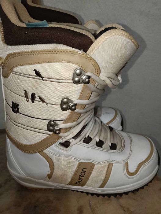 Сноуборд обувки различни размери.