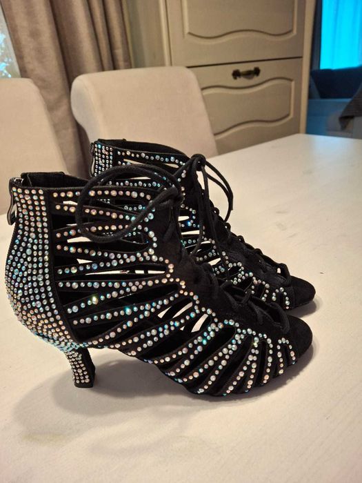 Ghetute/Pantofi dans noi marimea 37, talpa de dans toc 7 cm.