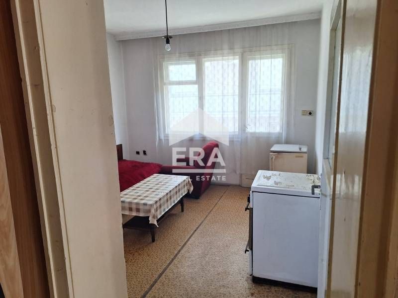 Продава се тристаен апартамент в кв. Училищни, Хасково!