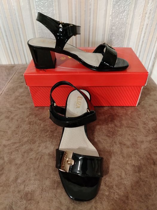 Черни,Лачени сандали BOLGARI, елегантност със златен акцент.