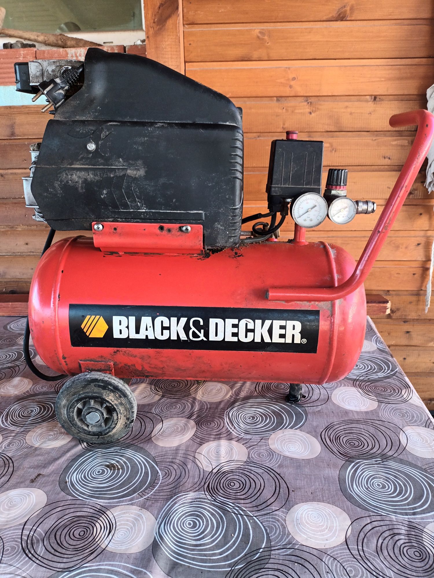 Компресор Black and Decker