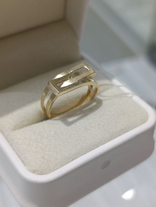 Необычное по своей форме кольцо золото 585 завод