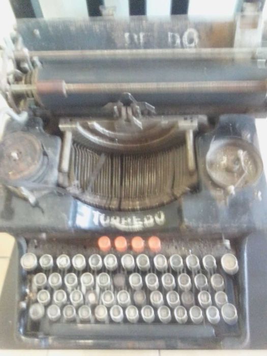 Продавам стара пишеща машина Торпедо.Нужно е да се почисти и смаже.