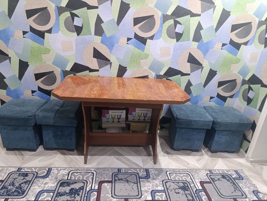 Стол четыре пуфика