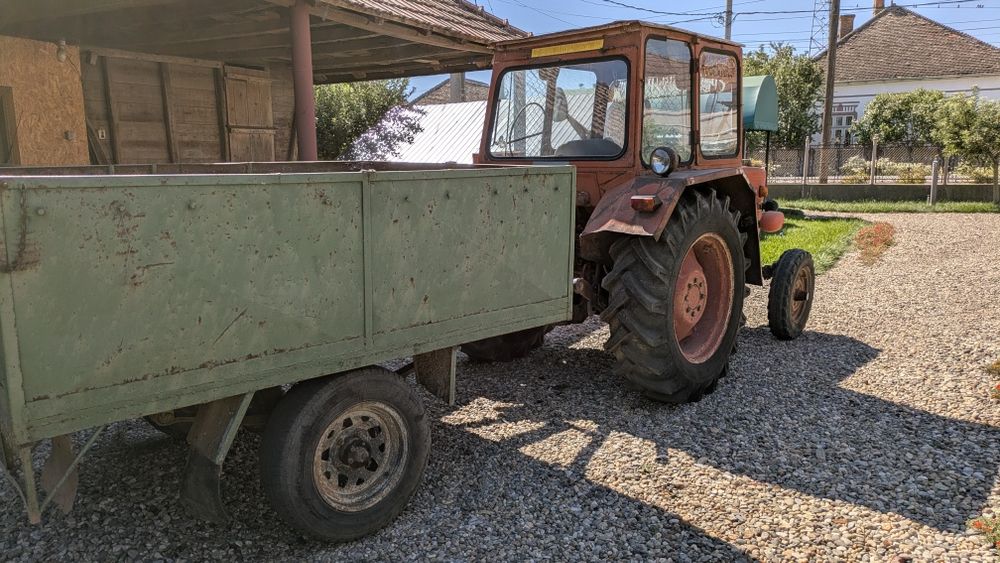 Tractor 445 cu plug in stare de funcționare și remorcă două tone