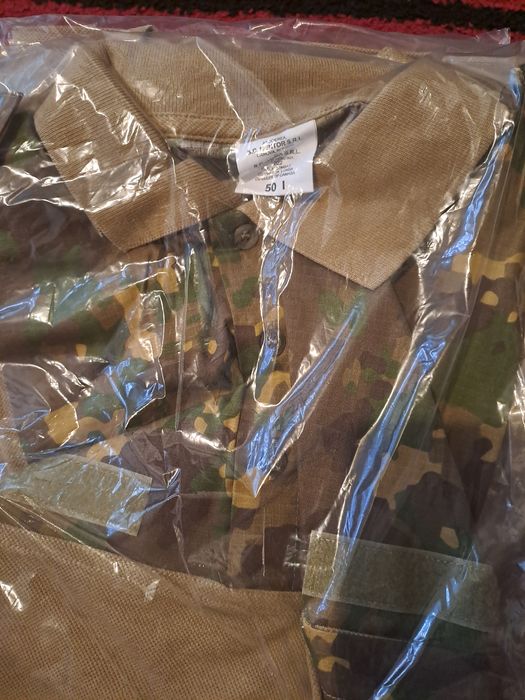 Vând bocanci și ținută militară