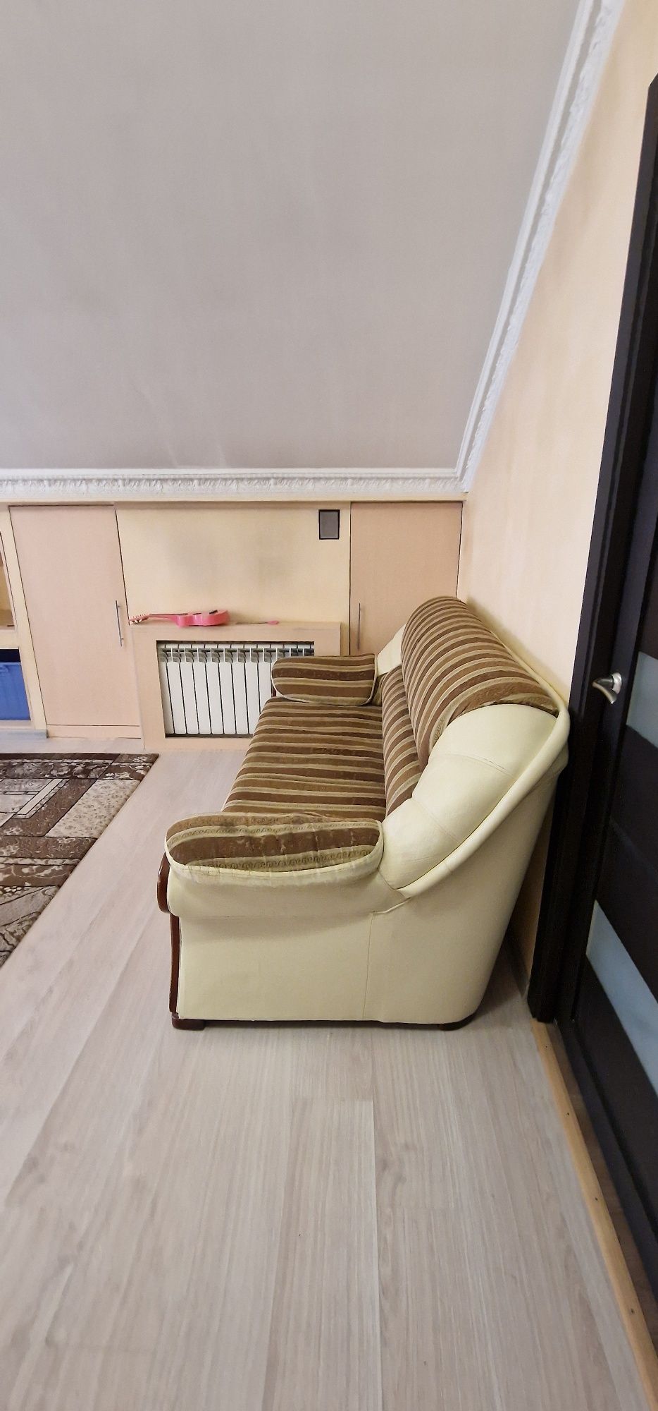 Продам диван 200×100 сложанный и  ракладывается 200 длина и ширина 150