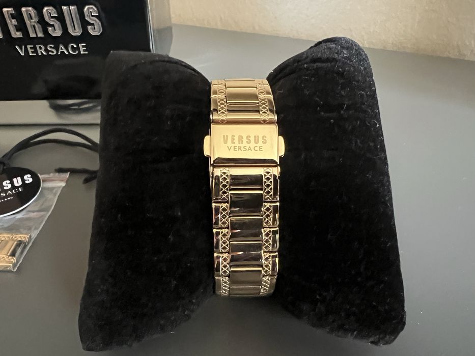 Часовник VERSUS VERSACE в “златно”