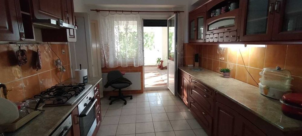 Vand apartament extra spatios, cu garaj