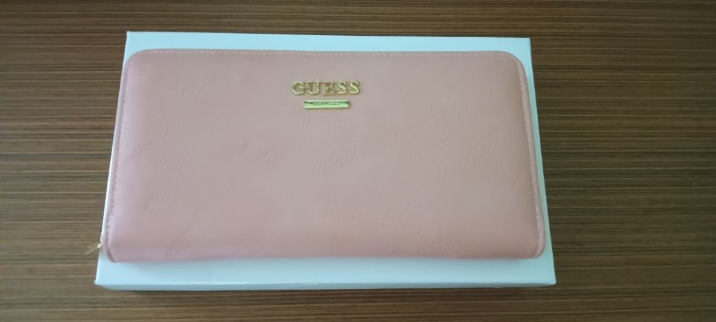 Голямо портмоне от Guess, изработено от еко кожа.
