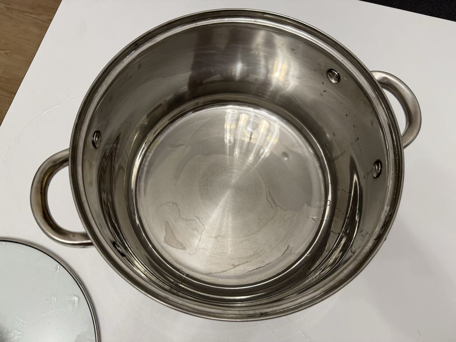 2ta kastrul:,5litrli va 1,5litli .sifatli qalingina kop ishlatilmagan