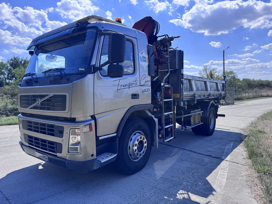 Camion basculabil si macara Volvo