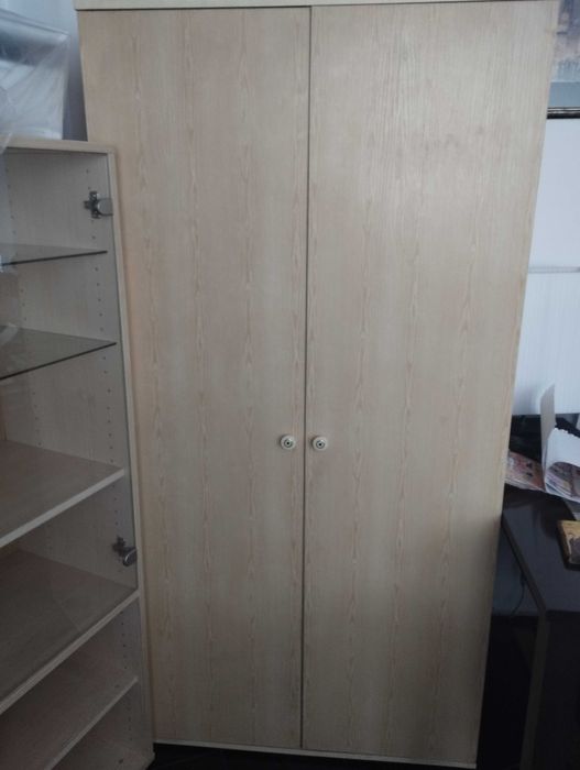 Продавам двукрил гардероб с надстройка