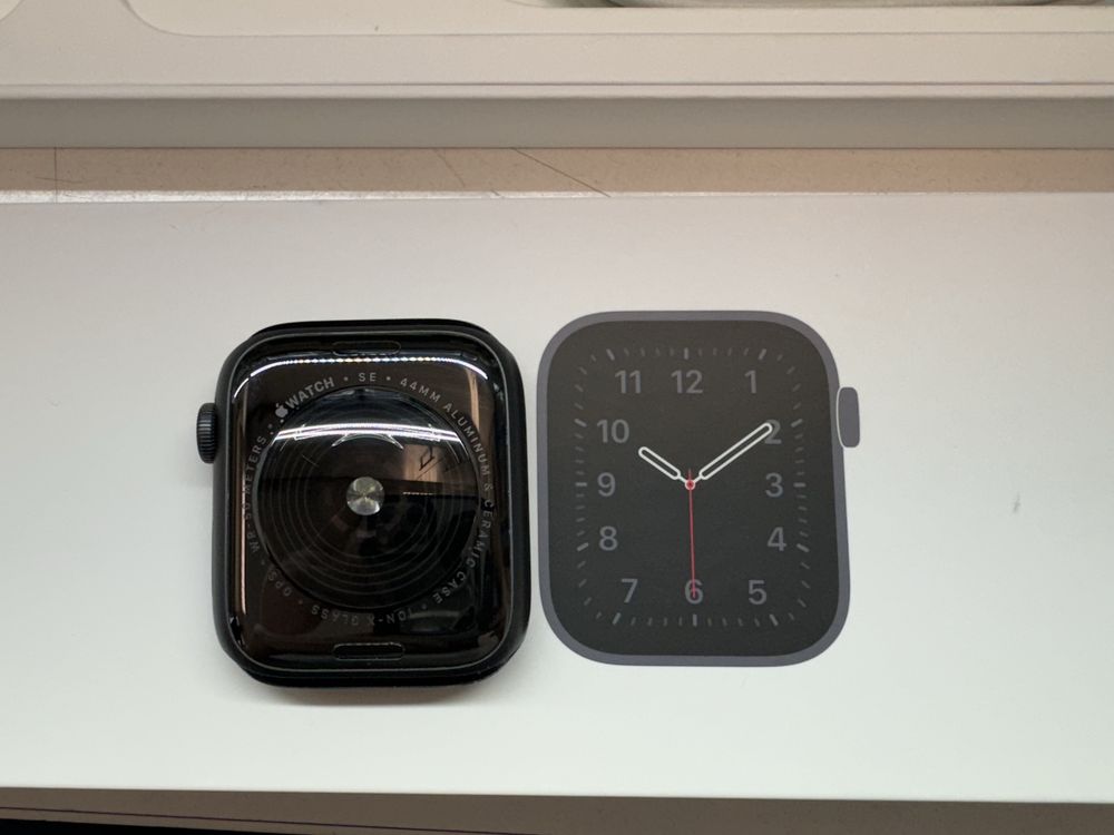 Apple watch SE 44MM A2352 GPS Space Gray