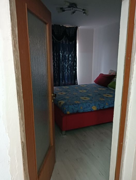 Vand pat de dormitor și set canapea cu 2  fotolii