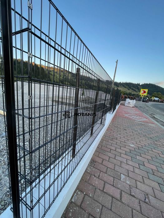 Gard din piatra tip gabion piatra concasata si panou pentru gard