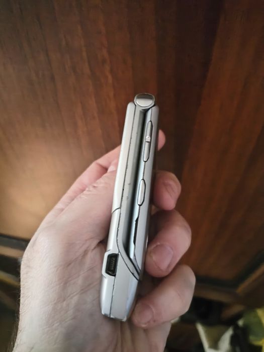 Motorola razr V3 cu accesorii originale ( orice rețea)