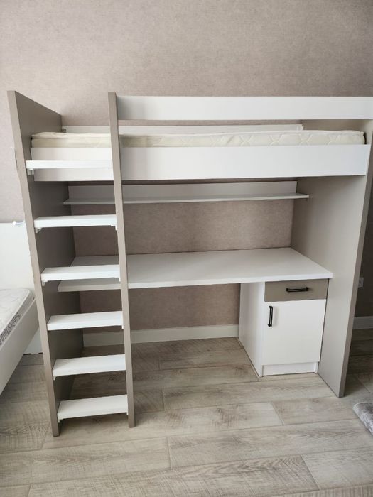 Продаем детскую кровать с письменным столом