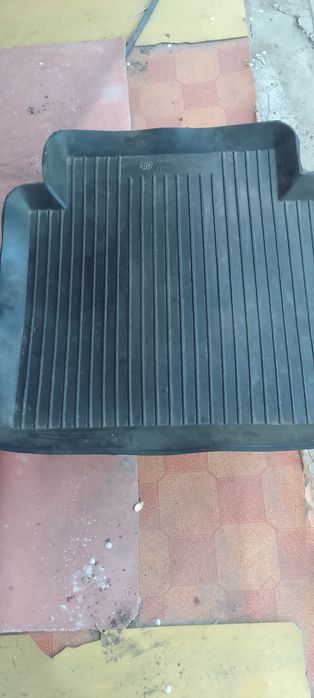 Продам резиновые коврики б/у на автомашину.производства СССР.