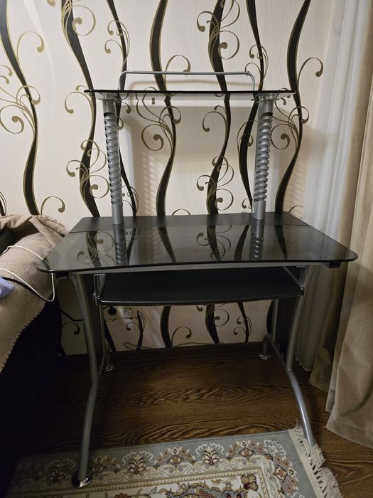 Прлдам компьютерный стол