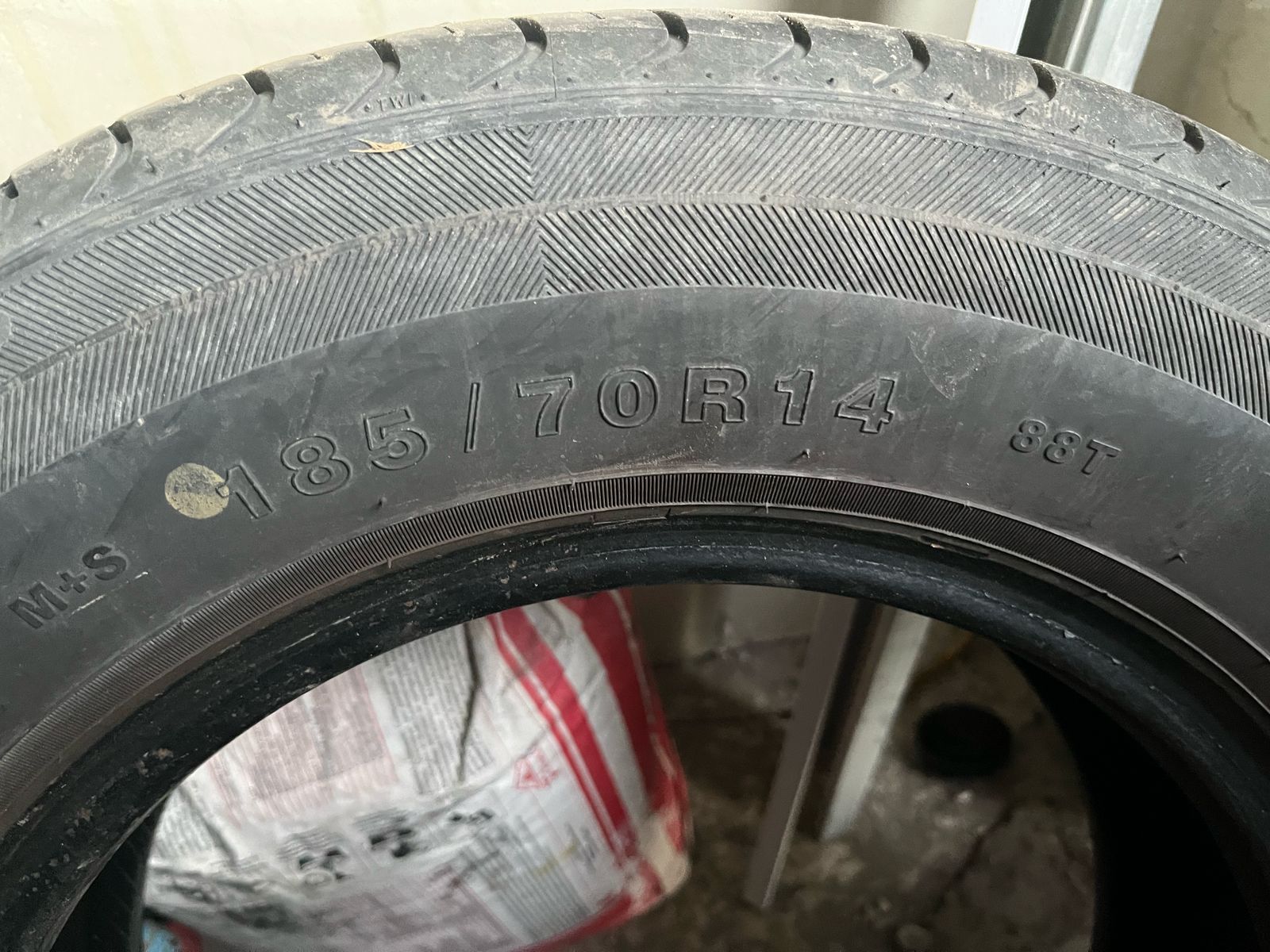 Продам комплект летних шин 185/70 R 14 MAXIUM в отличном состоянии