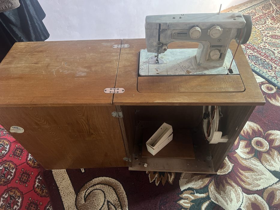 Chayka Podolsk 142 tikuv mashinasi – stolli, ishlashga tayyor