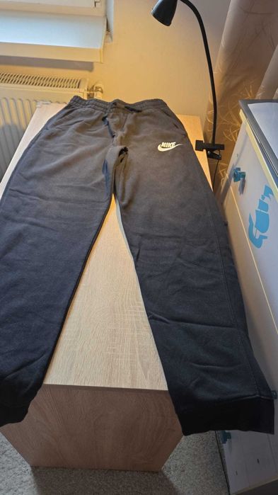 Pantaloni Nike mar.XL, bleumarin, in stare foarte buna, pentru baieti.