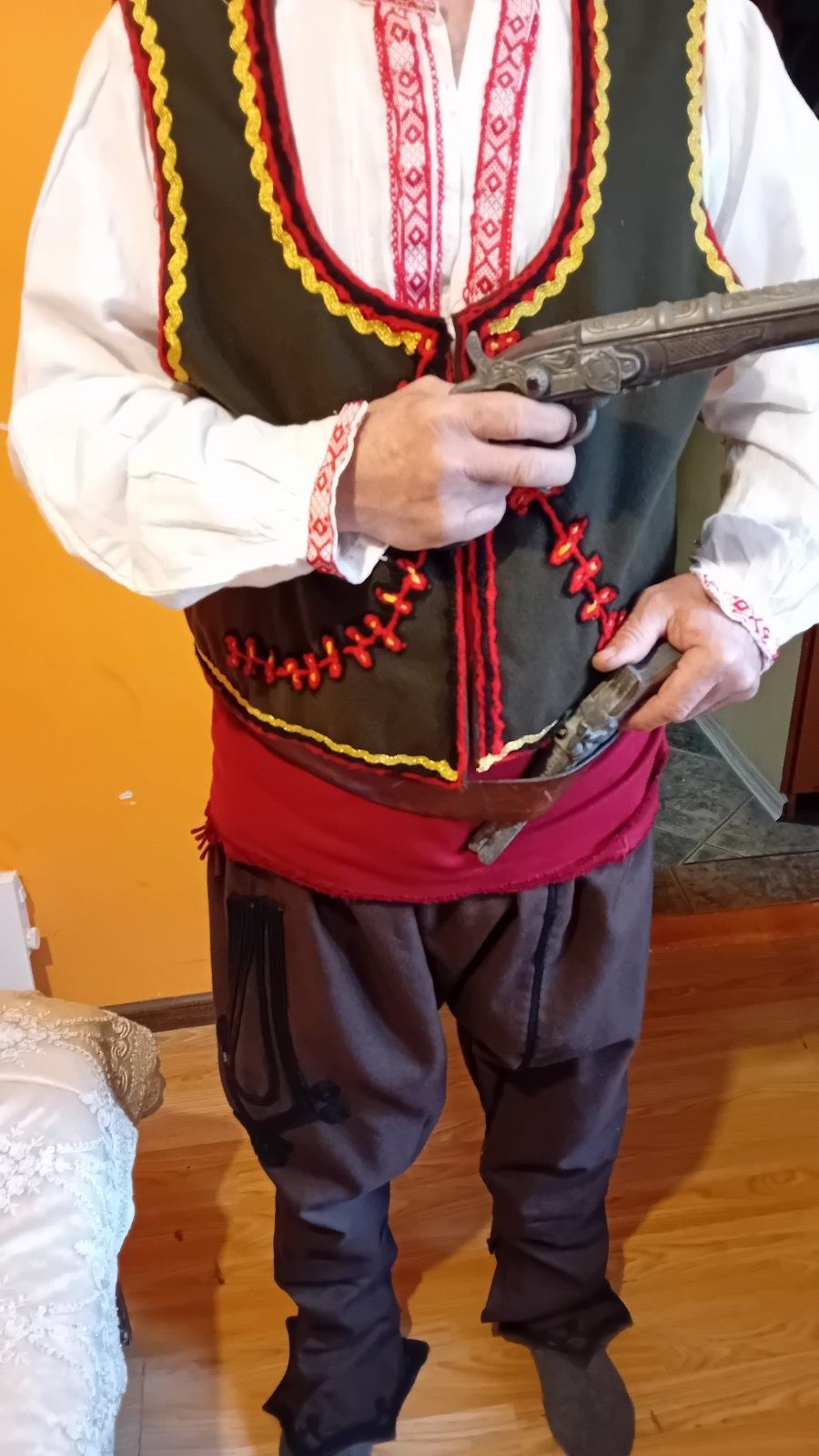 Мъжка  носия.  Пищимал червен,син
