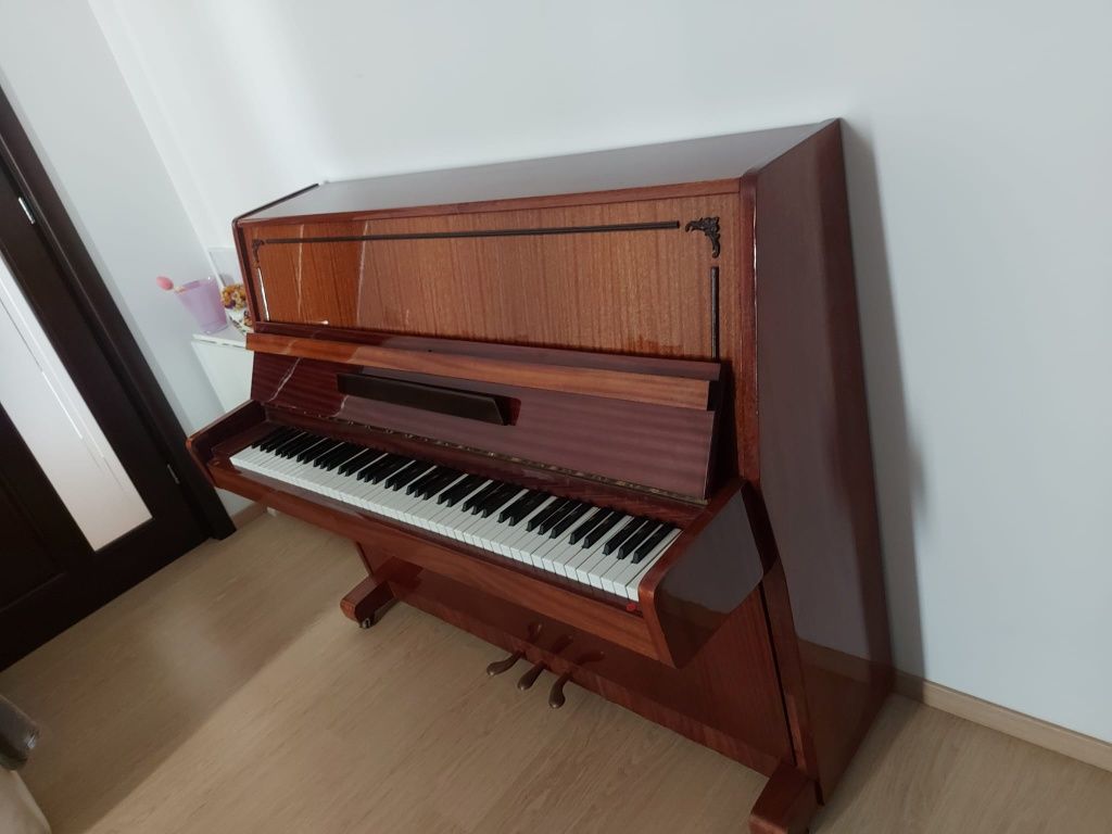 Vand pianina, culoare maro-lucios!