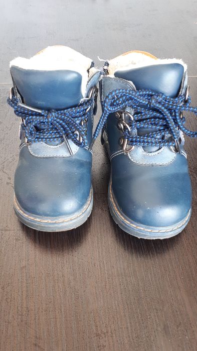 Продам зимние ботиночки на мальчика.