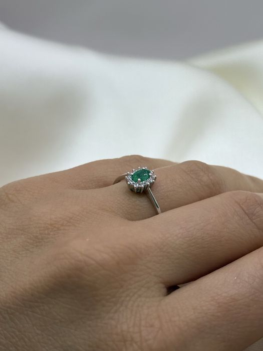 Inel din aur alb cu smarald si diamante