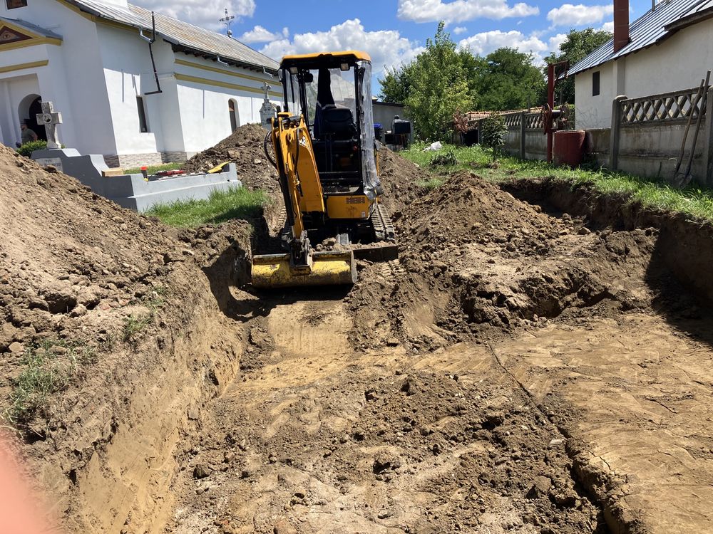 Execut lucrări miniexcavator. Montăm fose septice/instalații sanitare.